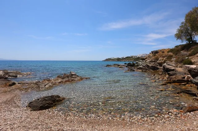Κοντινή ακτή στη Σύρο